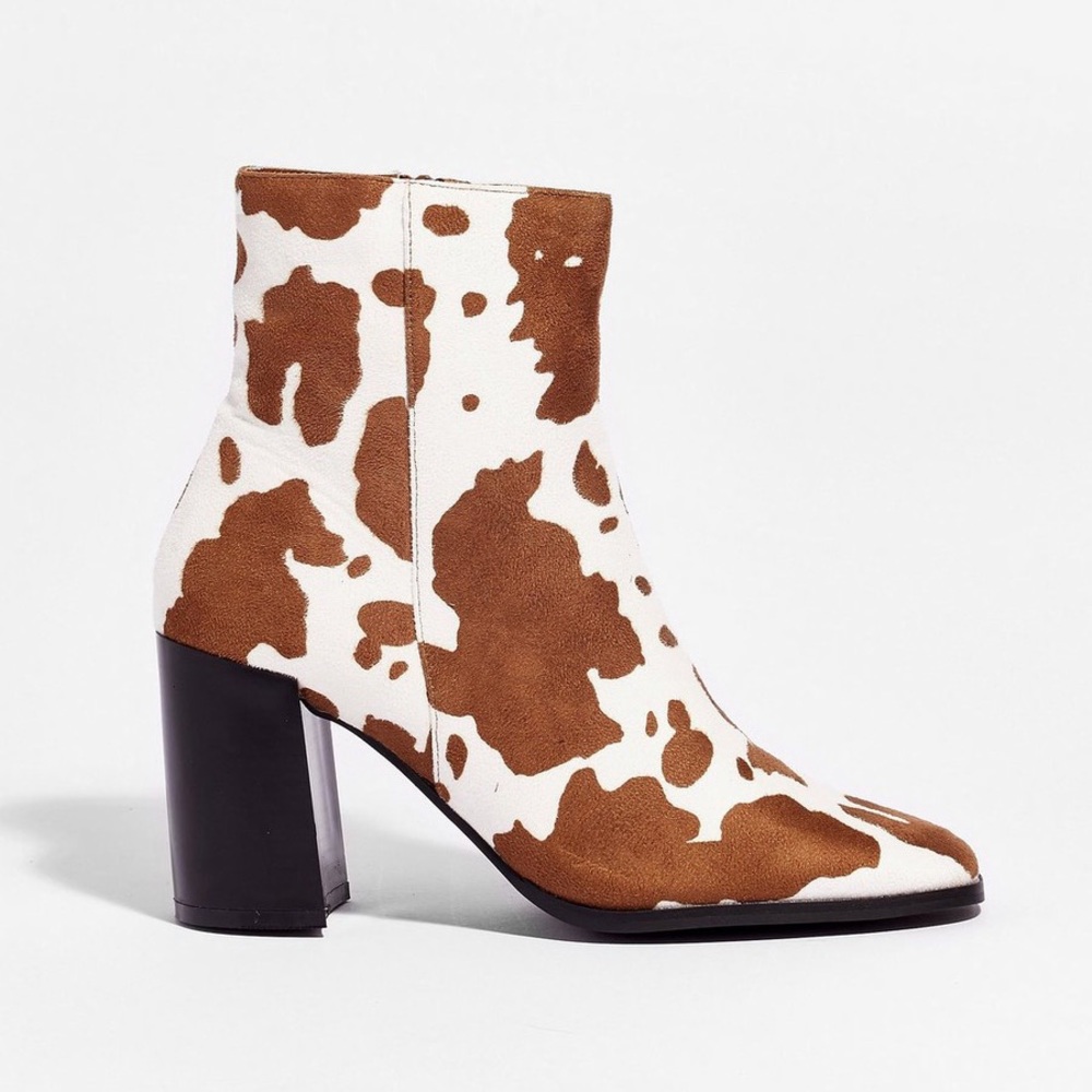 Cowboy boots in cowhide print. Faux Leather. Size 8.